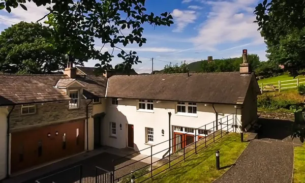 Abbots Reading Cottage, Lakeside