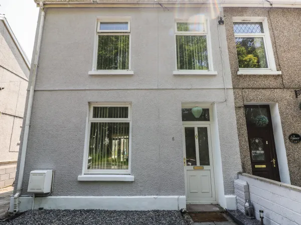 5 Pontardulais Road, Llangennech