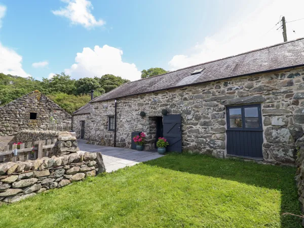 Beudy Bach, Llanfair