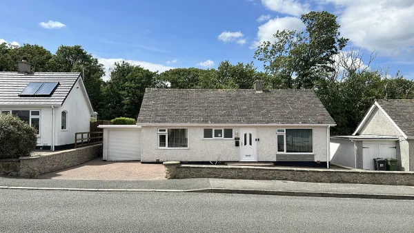 80 Breeze Hill, Benllech
