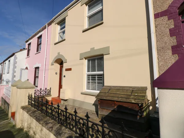 Stones Throw, Tenby