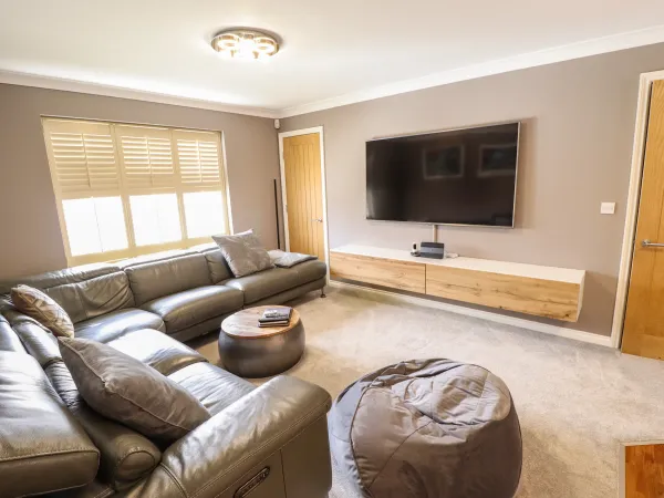 10 Mellor Way, New Waltham