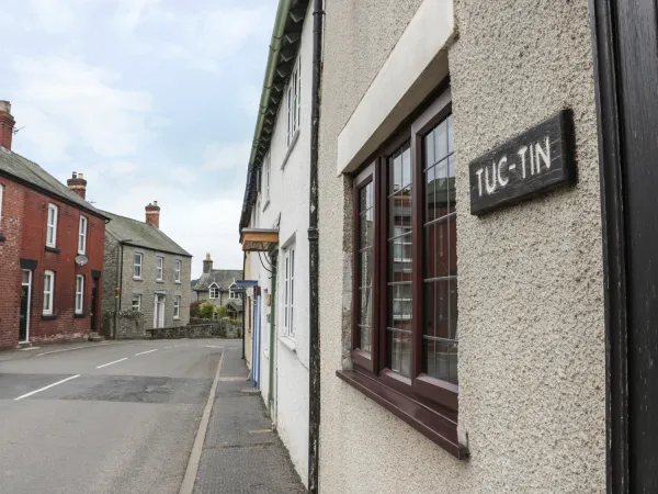 Tuc - Tin, Clun
