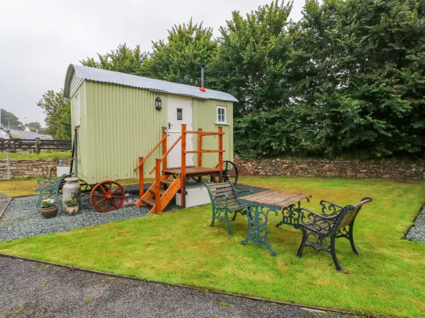 Shepherds Hut - The Hurdle Image 1