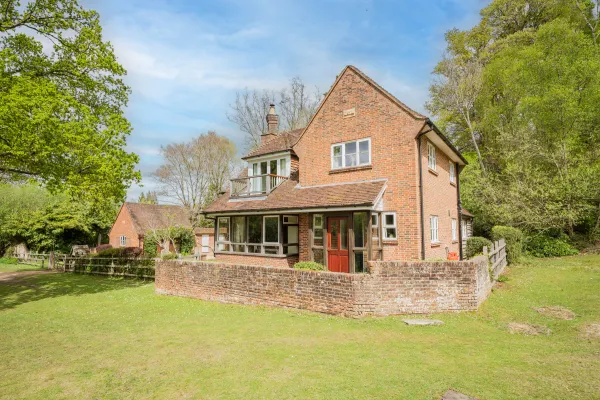 Dell Cottage , Bank