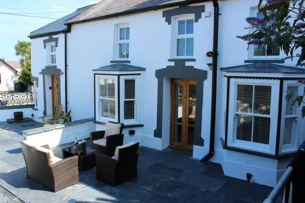 Y Bwthyn Gwyn, Aberporth