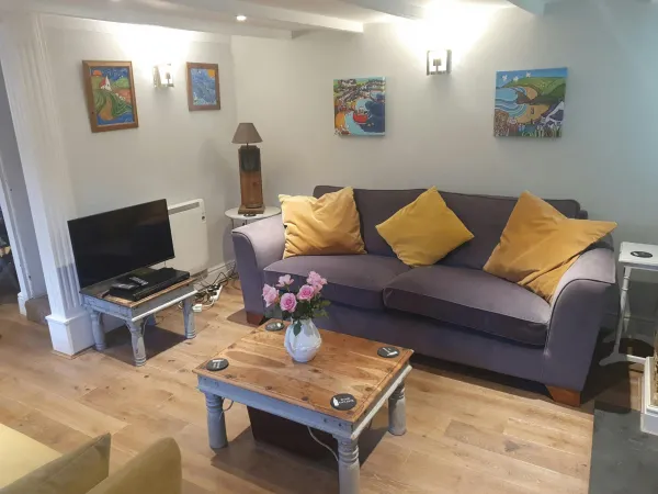 5 Glanrhaiadr, Llangrannog